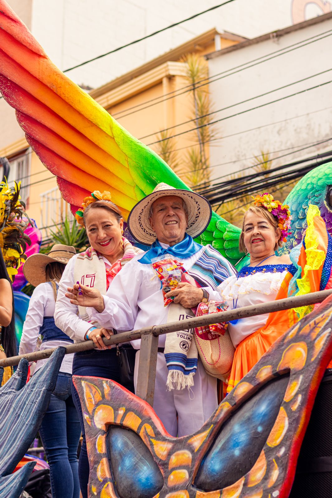 En compañía de Loteros , influencers y modelos, la Lotería del Tolima se lució en la carroza con más suerte del desfile